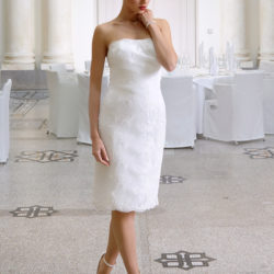 Frau im Standesamtkleid