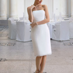 Frau im Standesamtkleid