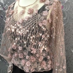 Spitzenoberteil mit Perlen und Lasercut Blüten