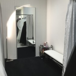 Große Umkleidekabine im Brautladen
