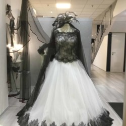 schwarzweisses Brautkleid aus Tüll